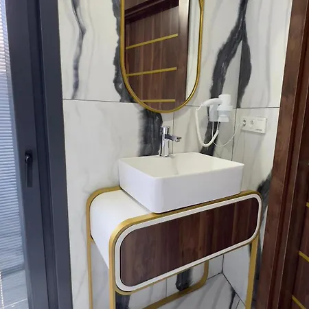 Отель Madrigal Boutique