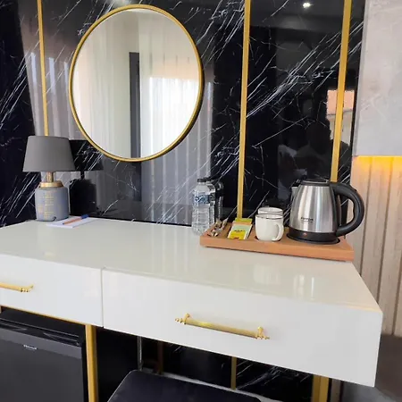 Отель Madrigal Boutique *